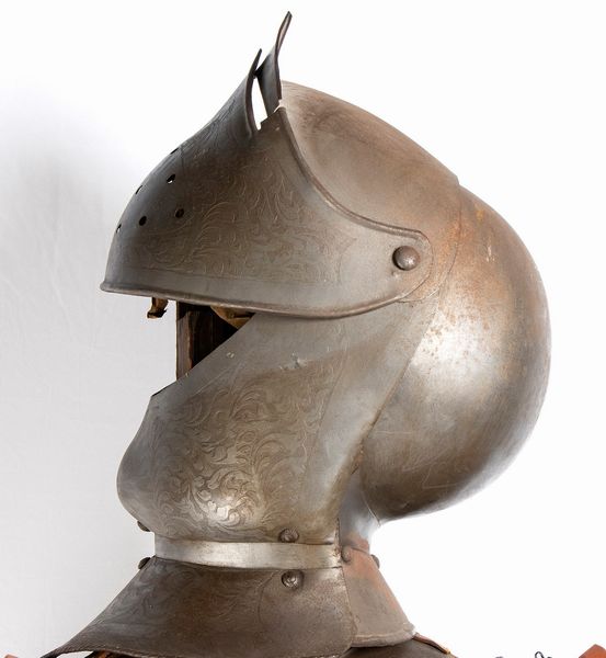 Armatura completa in stile rinascimentale con decorazioni floreali in acquaforte  - Asta Memorabilia, Militaria, Ordini Cavallereschi - Associazione Nazionale - Case d'Asta italiane