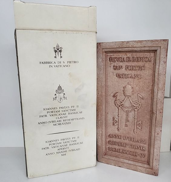 Papa Giovanni Paolo II, mattone Porta Santa Giubileo 2000  - Asta Memorabilia, Militaria, Ordini Cavallereschi - Associazione Nazionale - Case d'Asta italiane