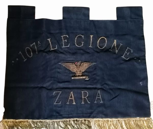 Labaro 107esima legione Zara  - Asta Memorabilia, Militaria, Ordini Cavallereschi - Associazione Nazionale - Case d'Asta italiane