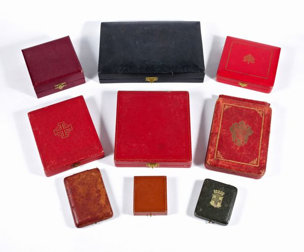 Lotto di scatole di decorazioni e ordini cavallereschi, dieci pezzi  - Asta Memorabilia, Militaria, Ordini Cavallereschi - Associazione Nazionale - Case d'Asta italiane
