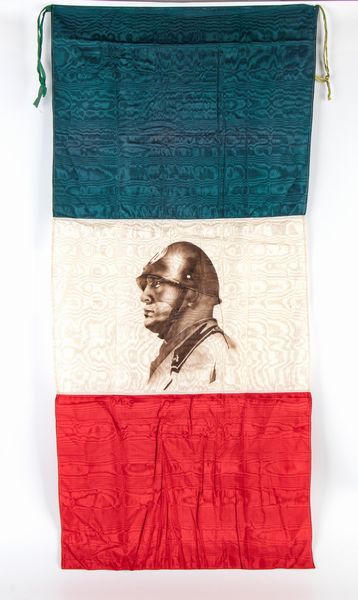 Stendardo tricolore con immagine di Mussolini  - Asta Memorabilia, Militaria, Ordini Cavallereschi - Associazione Nazionale - Case d'Asta italiane