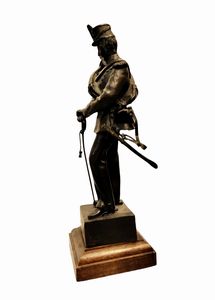 Bronzetto raffigurante milite della Voloire  - Asta Memorabilia, Militaria, Ordini Cavallereschi - Associazione Nazionale - Case d'Asta italiane