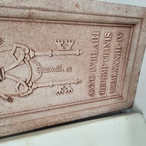 Papa Giovanni Paolo II, mattone Porta Santa Giubileo 2000  - Asta Memorabilia, Militaria, Ordini Cavallereschi - Associazione Nazionale - Case d'Asta italiane