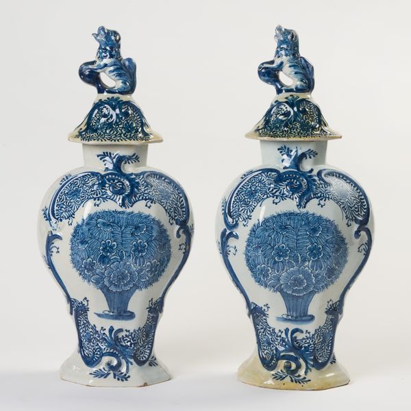 Due potiche in maiolica bianco blu  - Asta PARADE I - Arredi, Maioliche e Dipinti Antichi - Associazione Nazionale - Case d'Asta italiane