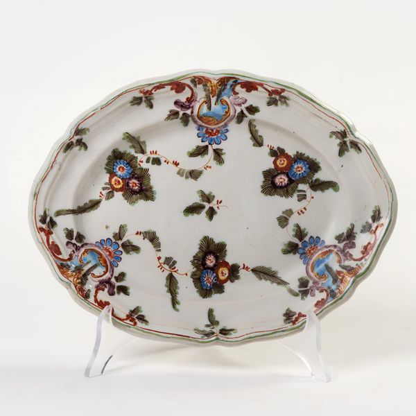 Piatto ovale in maiolica policroma  - Asta PARADE I - Arredi, Maioliche e Dipinti Antichi - Associazione Nazionale - Case d'Asta italiane