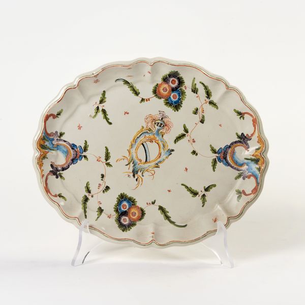 Piatto ovale umbonato in maiolica policroma  - Asta PARADE I - Arredi, Maioliche e Dipinti Antichi - Associazione Nazionale - Case d'Asta italiane
