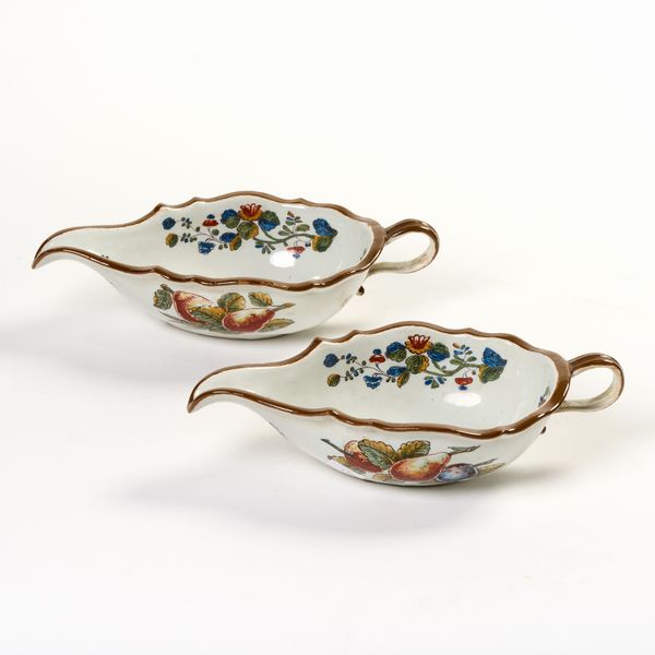 Due salsiere in maiolica policroma  - Asta PARADE I - Arredi, Maioliche e Dipinti Antichi - Associazione Nazionale - Case d'Asta italiane