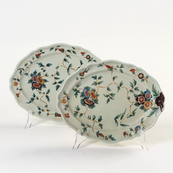 Due piatti ovali in maiolica policroma  - Asta PARADE I - Arredi, Maioliche e Dipinti Antichi - Associazione Nazionale - Case d'Asta italiane