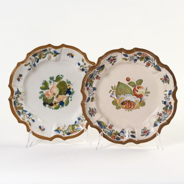 Due piatti in maiolica policroma  - Asta PARADE I - Arredi, Maioliche e Dipinti Antichi - Associazione Nazionale - Case d'Asta italiane