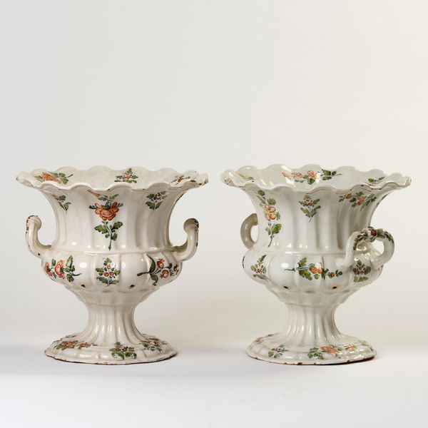 Due vasi in maiolica policroma  - Asta PARADE I - Arredi, Maioliche e Dipinti Antichi - Associazione Nazionale - Case d'Asta italiane