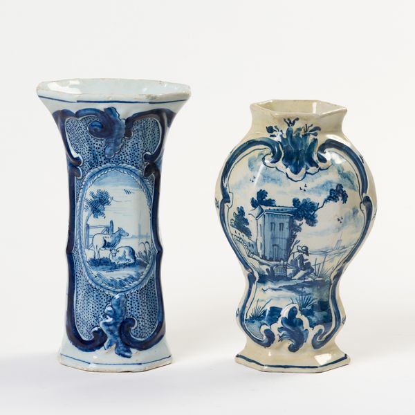 Due vasetti difformi in maiolica bianco blu  - Asta PARADE I - Arredi, Maioliche e Dipinti Antichi - Associazione Nazionale - Case d'Asta italiane