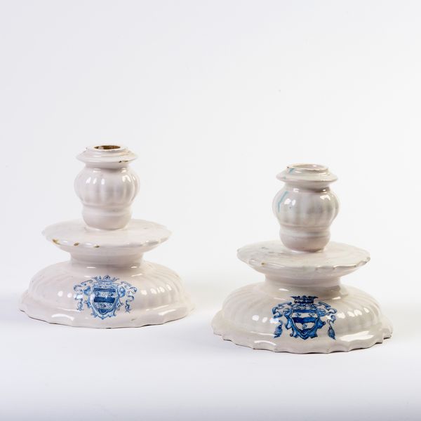 Coppia di candelieri in maiolica bianca e blu  - Asta PARADE I - Arredi, Maioliche e Dipinti Antichi - Associazione Nazionale - Case d'Asta italiane
