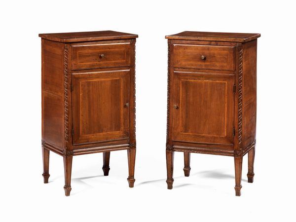 Coppia di comodini in listra di noce  - Asta PARADE I - Arredi, Maioliche e Dipinti Antichi - Associazione Nazionale - Case d'Asta italiane