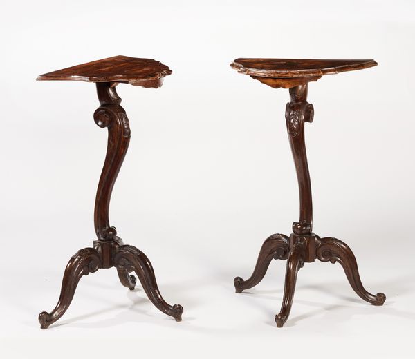 Coppia di mensole in legno patinato a noce  - Asta PARADE I - Arredi, Maioliche e Dipinti Antichi - Associazione Nazionale - Case d'Asta italiane