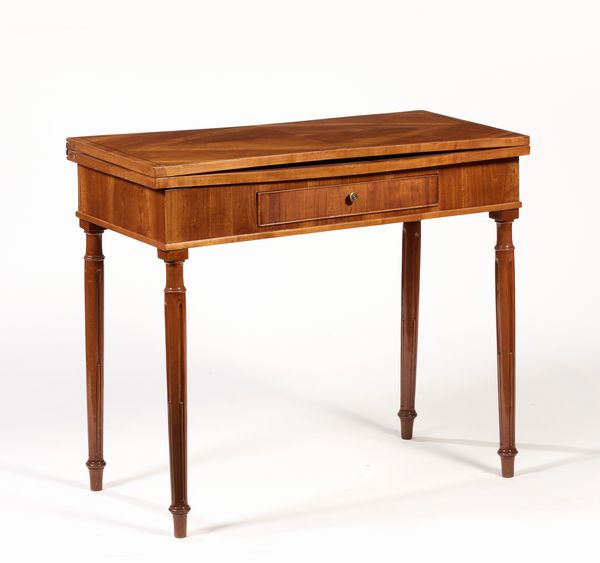 Tavolo con piano ribaltabile in listra di ciliegio  - Asta PARADE I - Arredi, Maioliche e Dipinti Antichi - Associazione Nazionale - Case d'Asta italiane