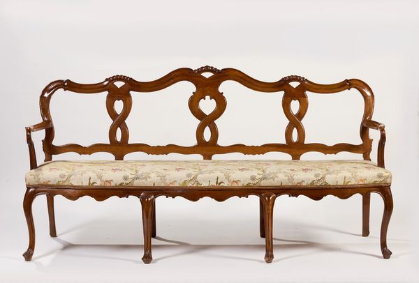 Divano e due sedie in legno di noce  - Asta PARADE I - Arredi, Maioliche e Dipinti Antichi - Associazione Nazionale - Case d'Asta italiane