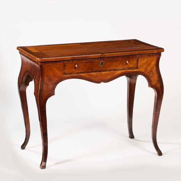 Piccolo scrittoio da centro lastronato e intarsiato in legno di noce, ciliegio, palissandro e mogano  - Asta PARADE I - Arredi, Maioliche e Dipinti Antichi - Associazione Nazionale - Case d'Asta italiane