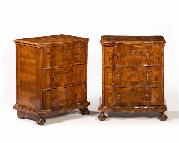 Coppia di comodini lastronati in radica di noce con filettatura  - Asta PARADE I - Arredi, Maioliche e Dipinti Antichi - Associazione Nazionale - Case d'Asta italiane