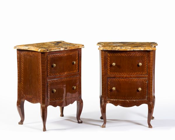 Coppia di comodini listrati in legno di mogano  - Asta PARADE I - Arredi, Maioliche e Dipinti Antichi - Associazione Nazionale - Case d'Asta italiane