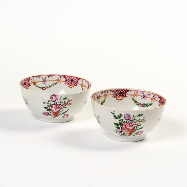 Due coppette in porcellana policroma  - Asta PARADE I - Arredi, Maioliche e Dipinti Antichi - Associazione Nazionale - Case d'Asta italiane