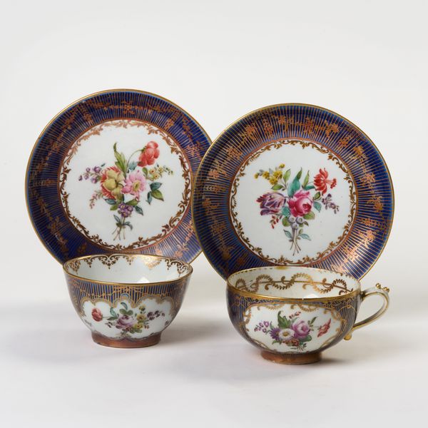 Due tazze con piattini in porcellana policroma  - Asta PARADE I - Arredi, Maioliche e Dipinti Antichi - Associazione Nazionale - Case d'Asta italiane