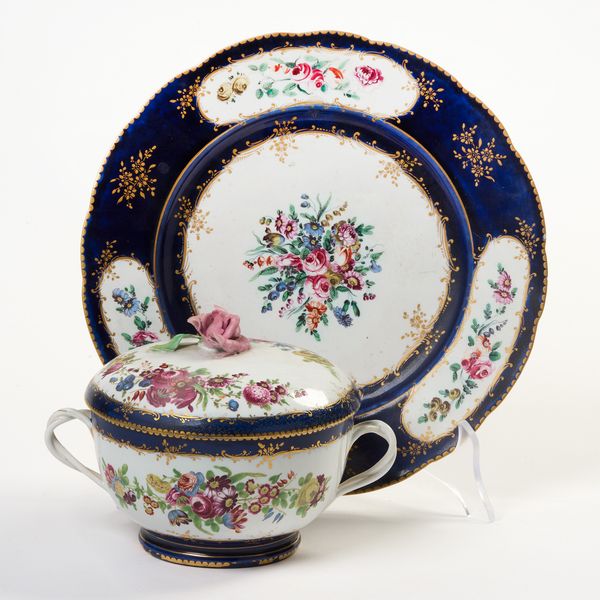 Tazza da puerpera in porcellana policroma  - Asta PARADE I - Arredi, Maioliche e Dipinti Antichi - Associazione Nazionale - Case d'Asta italiane