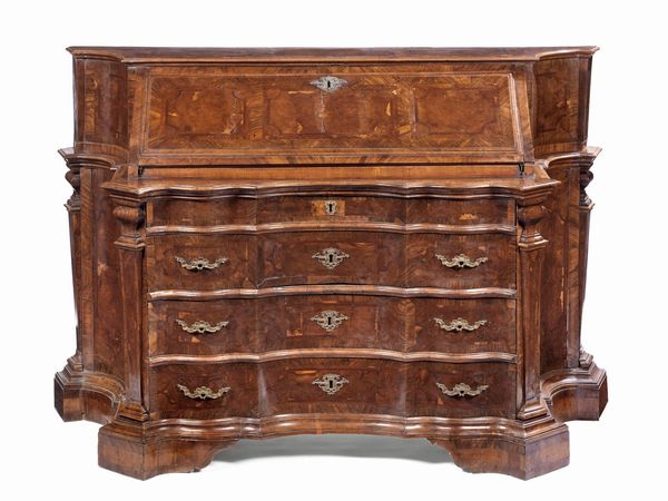 Cassettone a struttura architettonica lastronato in legno di noce e radica  - Asta PARADE I - Arredi, Maioliche e Dipinti Antichi - Associazione Nazionale - Case d'Asta italiane