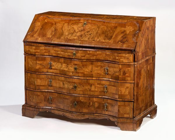 Cassettone a ribalta lastronato in listra e radica di noce con filettatura  - Asta PARADE I - Arredi, Maioliche e Dipinti Antichi - Associazione Nazionale - Case d'Asta italiane