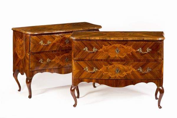 Coppia di com lastronati e intarsiati in legno di mogano, radica di noce e ciliegio  - Asta PARADE I - Arredi, Maioliche e Dipinti Antichi - Associazione Nazionale - Case d'Asta italiane