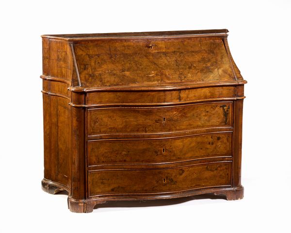 Ribalta in legno di noce e radica  - Asta PARADE I - Arredi, Maioliche e Dipinti Antichi - Associazione Nazionale - Case d'Asta italiane