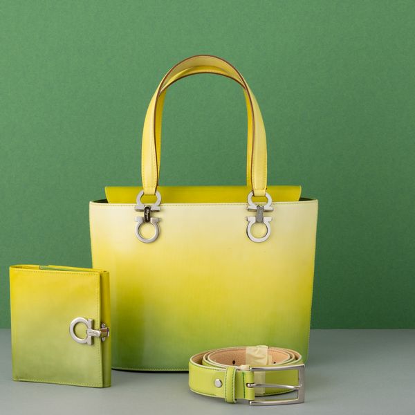 Lotto Borsa a mano gialla con portafogli, tracolla e cintura in vernice  - Asta Fashion Vintage - Associazione Nazionale - Case d'Asta italiane