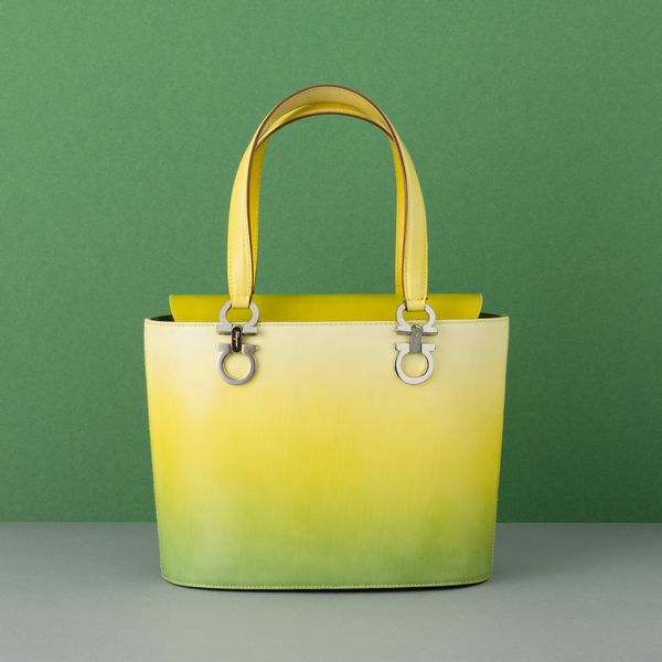 Lotto Borsa a mano gialla con portafogli, tracolla e cintura in vernice  - Asta Fashion Vintage - Associazione Nazionale - Case d'Asta italiane