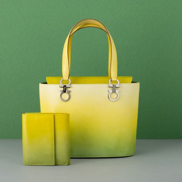 Lotto Borsa a mano gialla con portafogli, tracolla e cintura in vernice  - Asta Fashion Vintage - Associazione Nazionale - Case d'Asta italiane