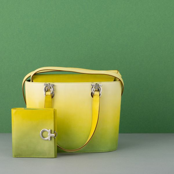 Lotto Borsa a mano gialla con portafogli, tracolla e cintura in vernice  - Asta Fashion Vintage - Associazione Nazionale - Case d'Asta italiane