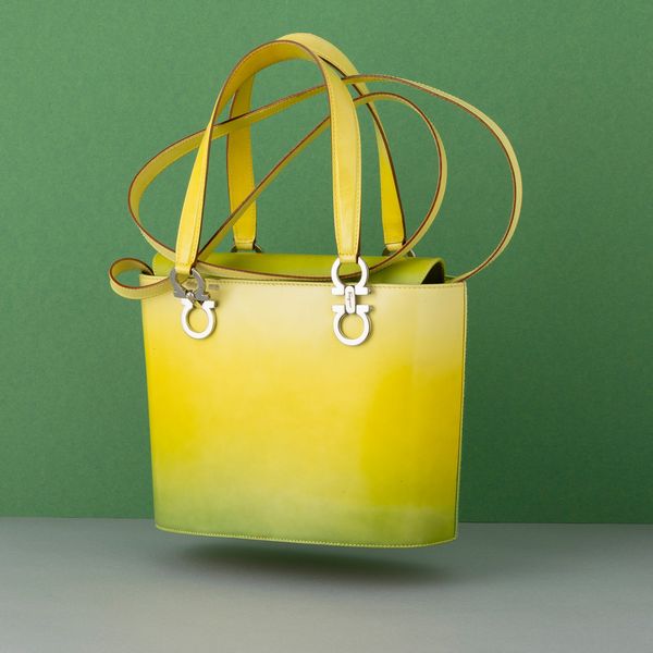 Lotto Borsa a mano gialla con portafogli, tracolla e cintura in vernice  - Asta Fashion Vintage - Associazione Nazionale - Case d'Asta italiane