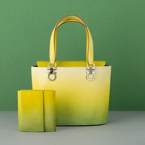 Lotto Borsa a mano gialla con portafogli, tracolla e cintura in vernice  - Asta Fashion Vintage - Associazione Nazionale - Case d'Asta italiane