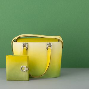 Lotto Borsa a mano gialla con portafogli, tracolla e cintura in vernice  - Asta Fashion Vintage - Associazione Nazionale - Case d'Asta italiane