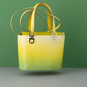 Lotto Borsa a mano gialla con portafogli, tracolla e cintura in vernice  - Asta Fashion Vintage - Associazione Nazionale - Case d'Asta italiane