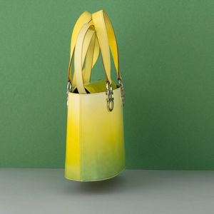 Lotto Borsa a mano gialla con portafogli, tracolla e cintura in vernice  - Asta Fashion Vintage - Associazione Nazionale - Case d'Asta italiane