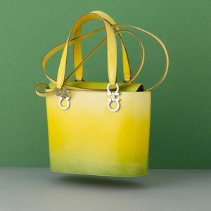 Lotto Borsa a mano gialla con portafogli, tracolla e cintura in vernice  - Asta Fashion Vintage - Associazione Nazionale - Case d'Asta italiane