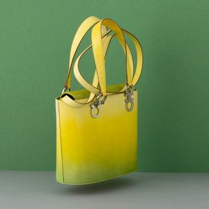 Lotto Borsa a mano gialla con portafogli, tracolla e cintura in vernice  - Asta Fashion Vintage - Associazione Nazionale - Case d'Asta italiane