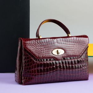 Borsa in coccodrillo bordeaux con autorizzazione Cites  - Asta Fashion Vintage - Associazione Nazionale - Case d'Asta italiane