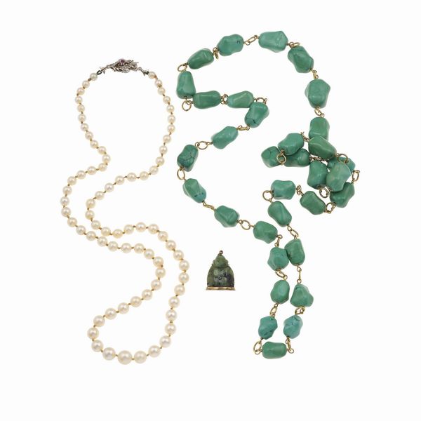 Lotto composto da una collana di perle coltivate, una collana con turchesi ed un pendente Buddha  - Asta Gioielli - Associazione Nazionale - Case d'Asta italiane