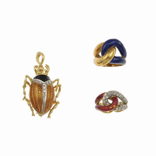 Lotto composto da due anelli con smalti e diamanti ed un pendente/spilla con smalti policromi e diamanti  - Asta Gioielli - Associazione Nazionale - Case d'Asta italiane