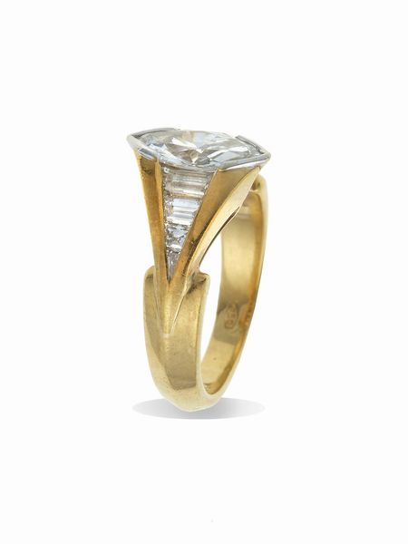 Anello con diamante taglio marquise di ct 1.16, colore F, caratteristiche interne IF, fluorescenza UV nulla  - Asta Gioielli - Associazione Nazionale - Case d'Asta italiane