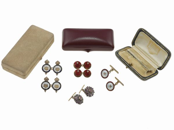 Lotto composto da quattro paia di bottoni da polso con smalti policromi e piccoli diamanti  - Asta Gioielli - Associazione Nazionale - Case d'Asta italiane