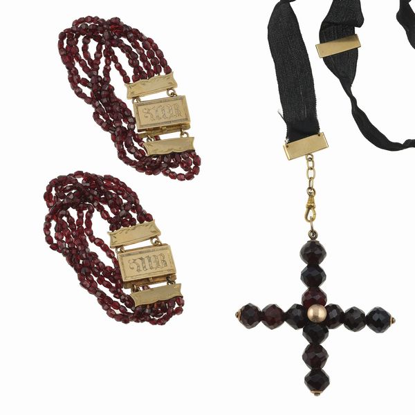 Lotto composto da due bracciali e un pendente con granati  - Asta Gioielli - Associazione Nazionale - Case d'Asta italiane