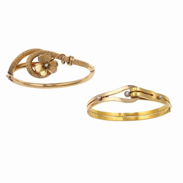 Coppia di bracciali rigidi di cui uno con piccole perle e diamante sintetico  - Asta Gioielli - Associazione Nazionale - Case d'Asta italiane