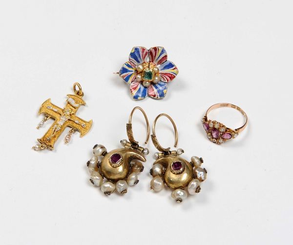 Lotto composto da un paio di orecchini con paste vitree e perle, un anello con ametiste e perle, una spilla con smalti policromi e un pendente croce  - Asta Gioielli - Associazione Nazionale - Case d'Asta italiane
