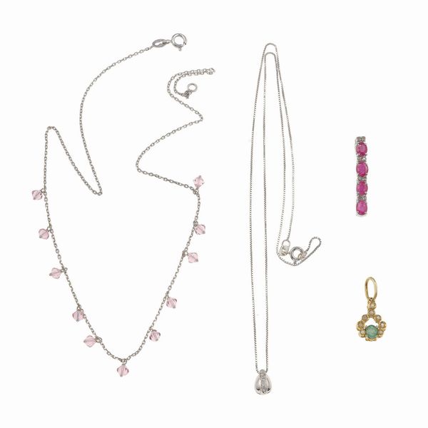 Lotto composto da una collana con paste vitree rosa, una catenina con pendente e piccoli diamanti, un pendente con smeraldo e piccoli diamanti ed un pendente con rubini sintetici e diamanti  - Asta Gioielli - Associazione Nazionale - Case d'Asta italiane